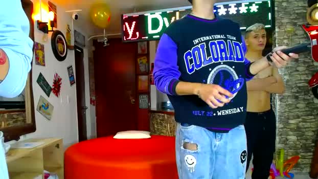 frotloops 20-04-2024 video kissing