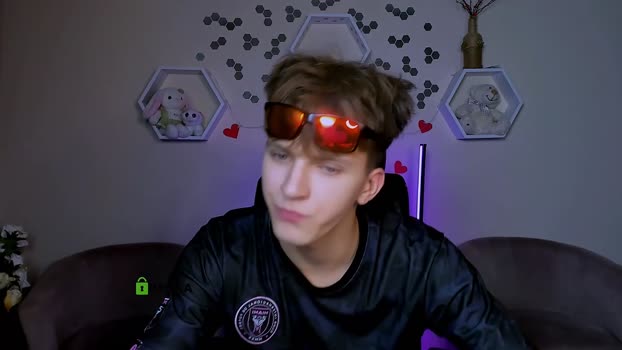 travis_wolf_ 18-09-2025 video Pretty