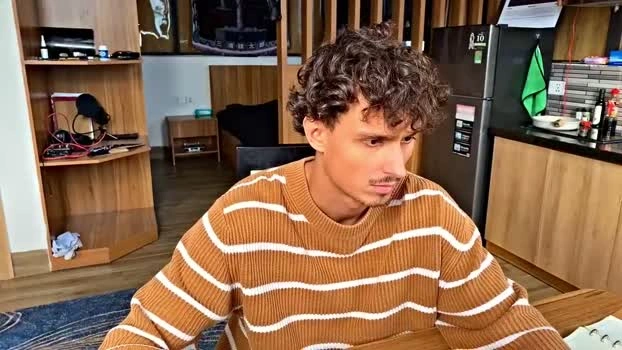 orlando__bloom 17-06-2026 Male play kissing Video