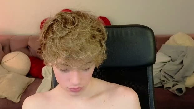 curly_twinkboy 06-09-2026 Male show legs Video