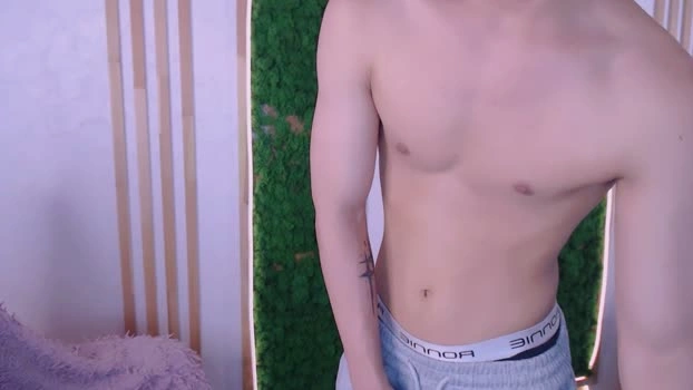 rovexa 10-09-2026 Male kissing natural Video